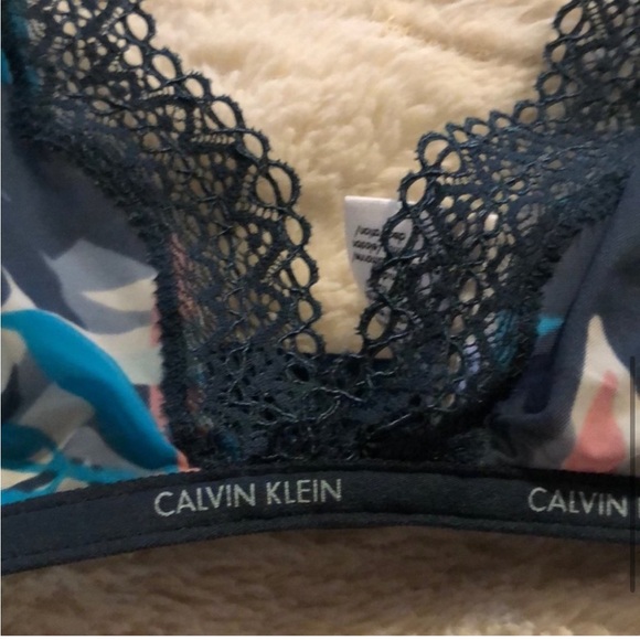 Calvin Klein Women SHEER MARQ Lace Triangle Bra - Picture 5 of 7